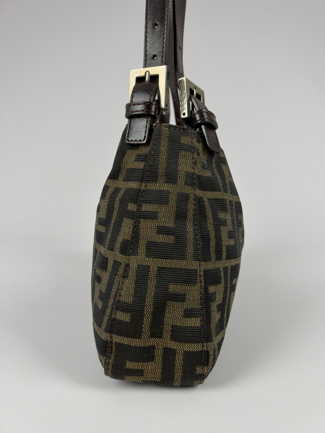 Fendi Zucca Canvas Baguette Buckle Shoulder Bag in Tabakbraun/Schwarz, Detailansicht 3
