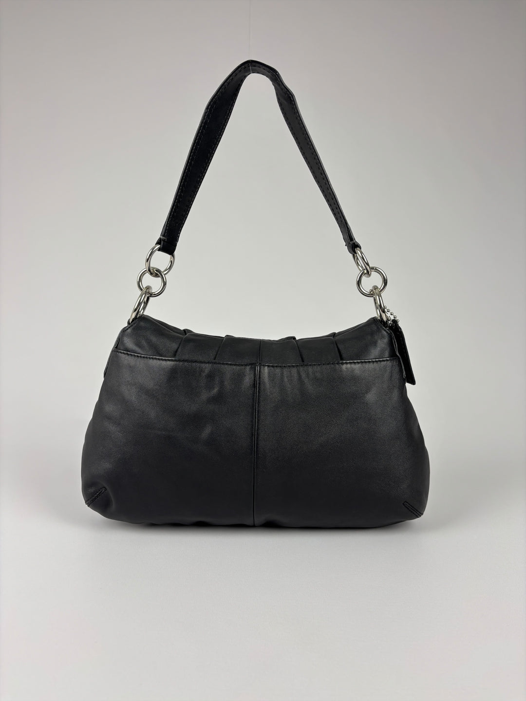 Coach Soho Leather Buckle Flap Shoulder Bag in Schwarz, Detailansicht 3