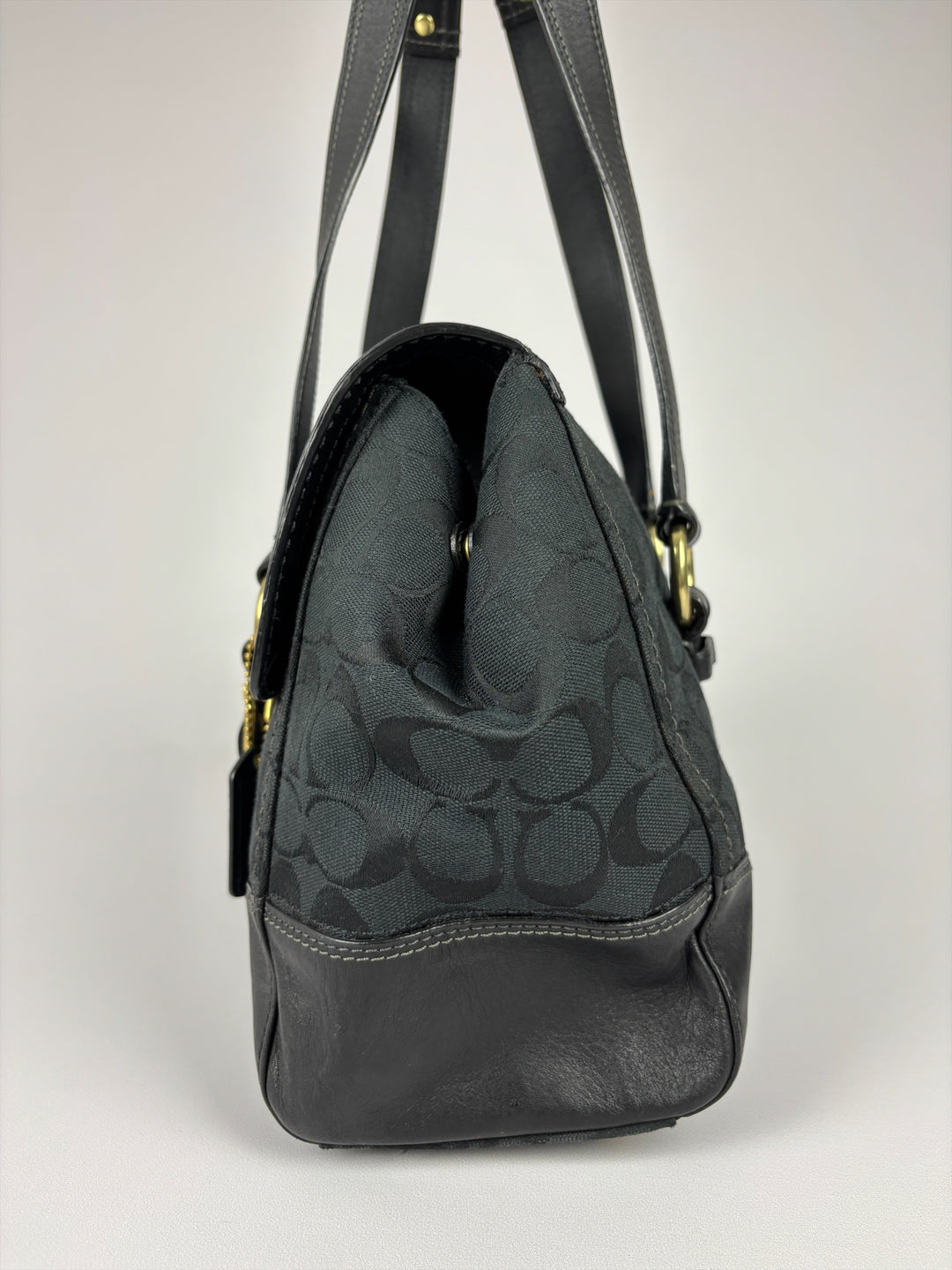Coach Hampton Signature Flap Satchel Shoulder Bag in Schwarz, Detailansicht 3
