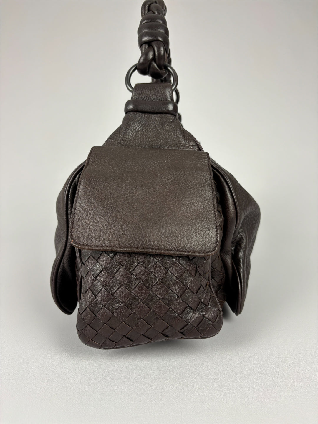 Bottega Veneta Intrecciato Cervo Leather Hobo Shoulder Bag in Dunkelbraun, Detailansicht 3