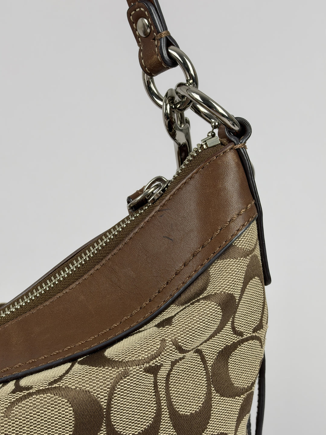 Coach Signature Convertible Hobo Shoulder Bag in Khaki/Braun, Detailansicht 3