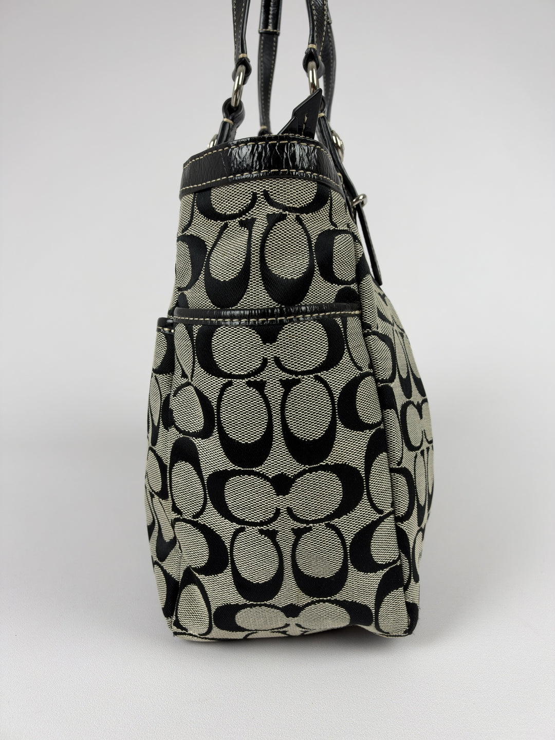 Coach Gallery Signature Tote Shoulder Bag in Grau/Schwarz, Detailansicht 3