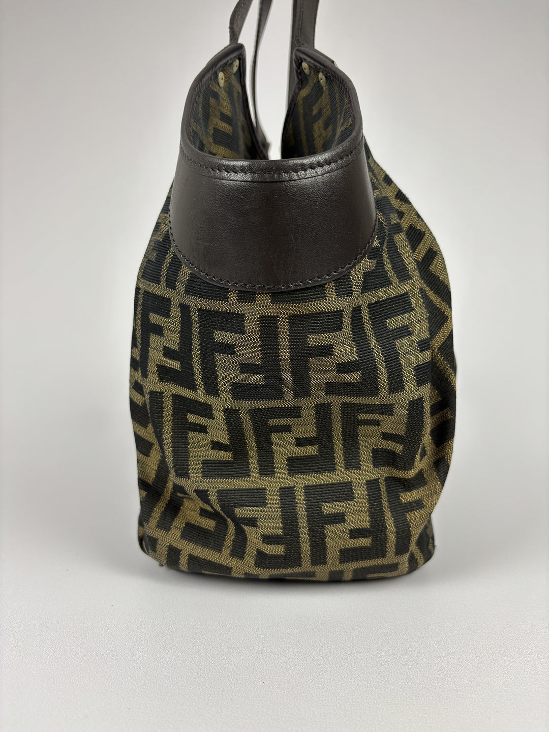 Fendi Zucca Canvas Chef Shoulder Bag in Tabak/Schwarz, Detailansicht 3