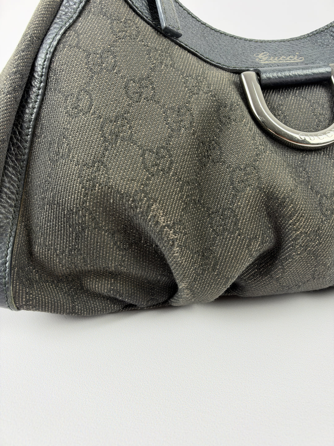 Gucci Abbey D-Ring Small Hobo Shoulder Bag in Anthrazit/Dunkelgrau, Detailansicht 3