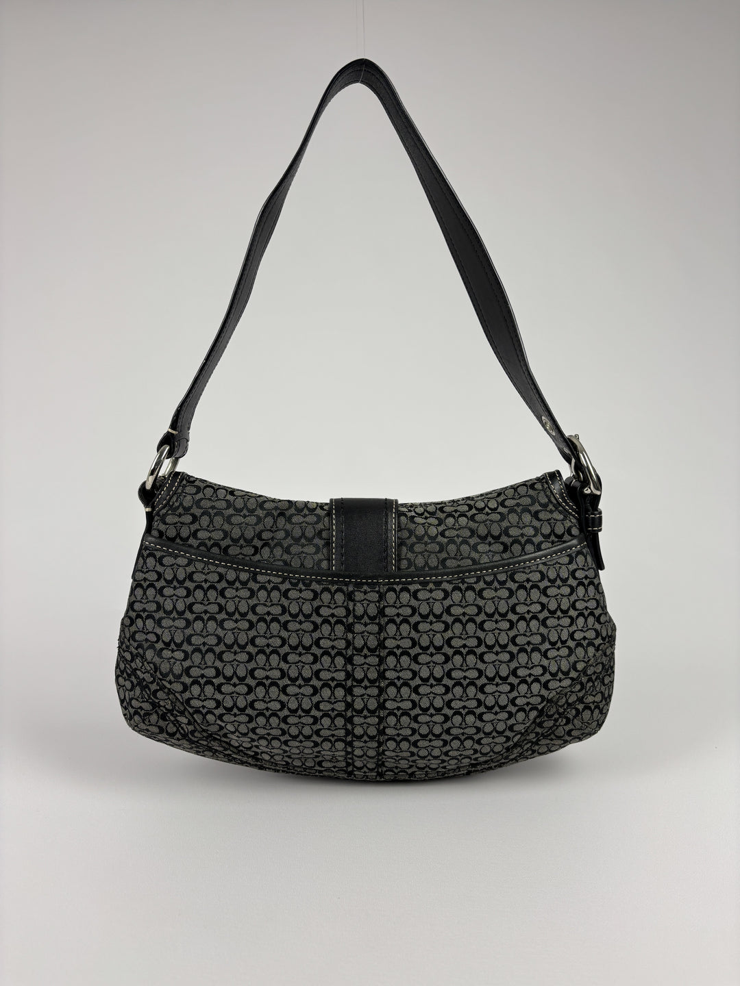 Coach Soho Mini Signature Buckle Flap Shoulder Bag in Grau/Schwarz, Detailansicht 3