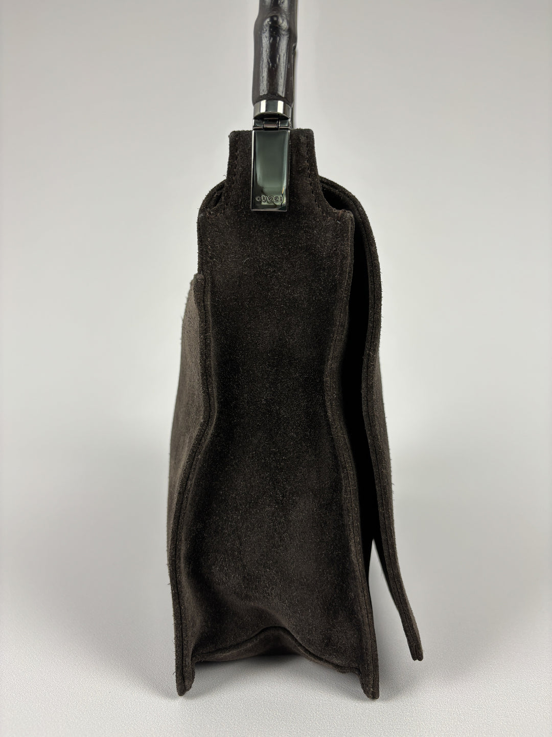 Gucci Bamboo Suede Flap Shoulder Bag in Dunkelbraun, Detailansicht 3