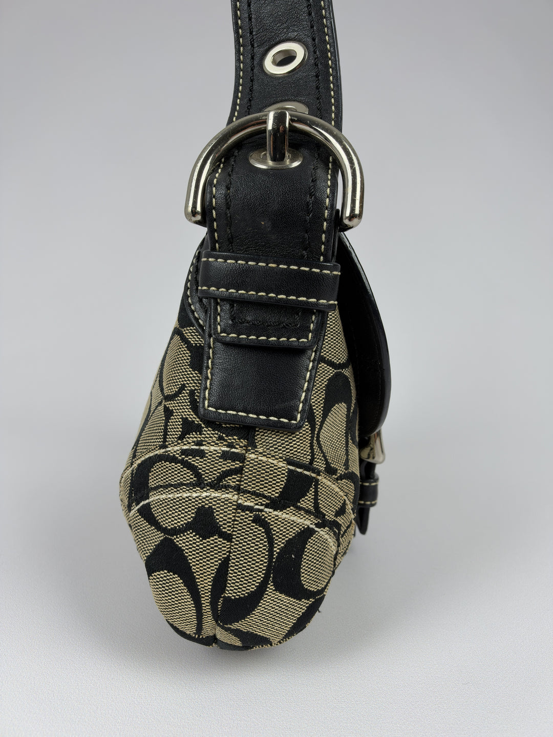 Coach Soho Signature Buckle Flap Baguette Shoulder Bag in Khaki/Schwarz, Detailansicht 3