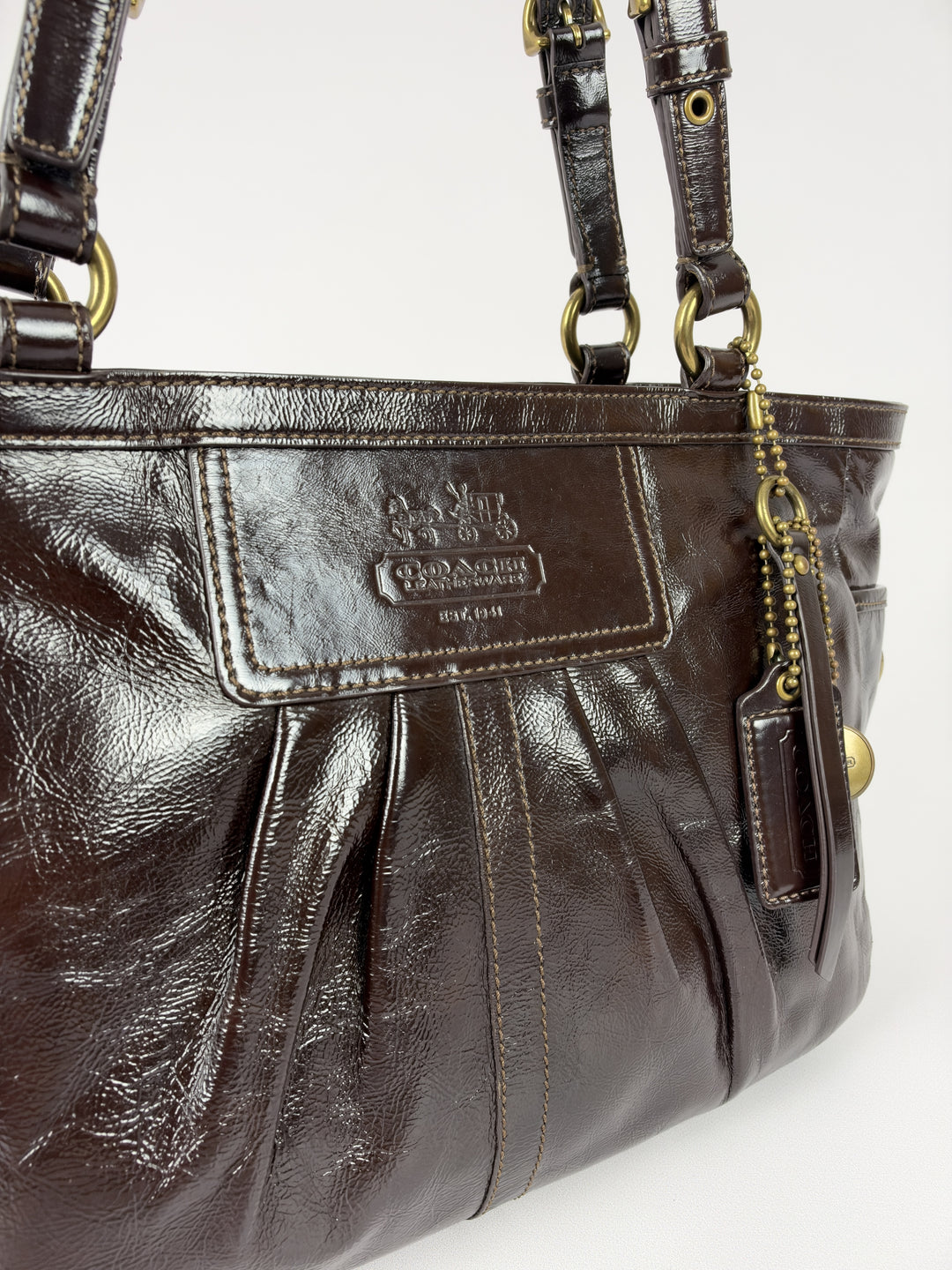 Coach Gallery Patent Leather Pleated Tote Shoulder Bag in Dunkelbraun, Detailansicht 4