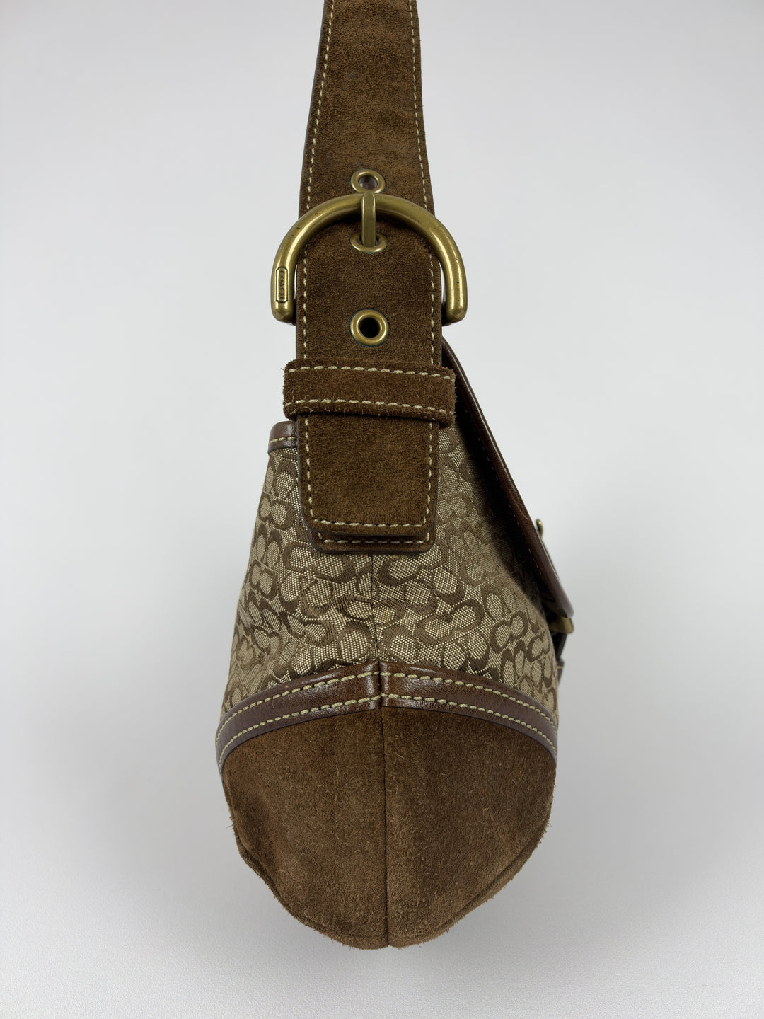 Coach Soho Mini Signature Suede Buckle Flap Shoulder Bag in Khaki/Braun, Detailansicht 4
