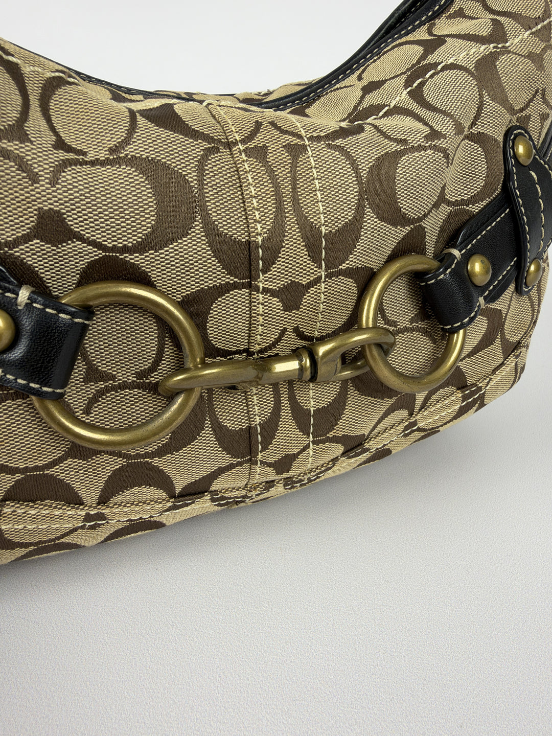 Coach Signature Horse Bit Hobo Shoulder Bag in Khaki/Braun, Detailansicht 4