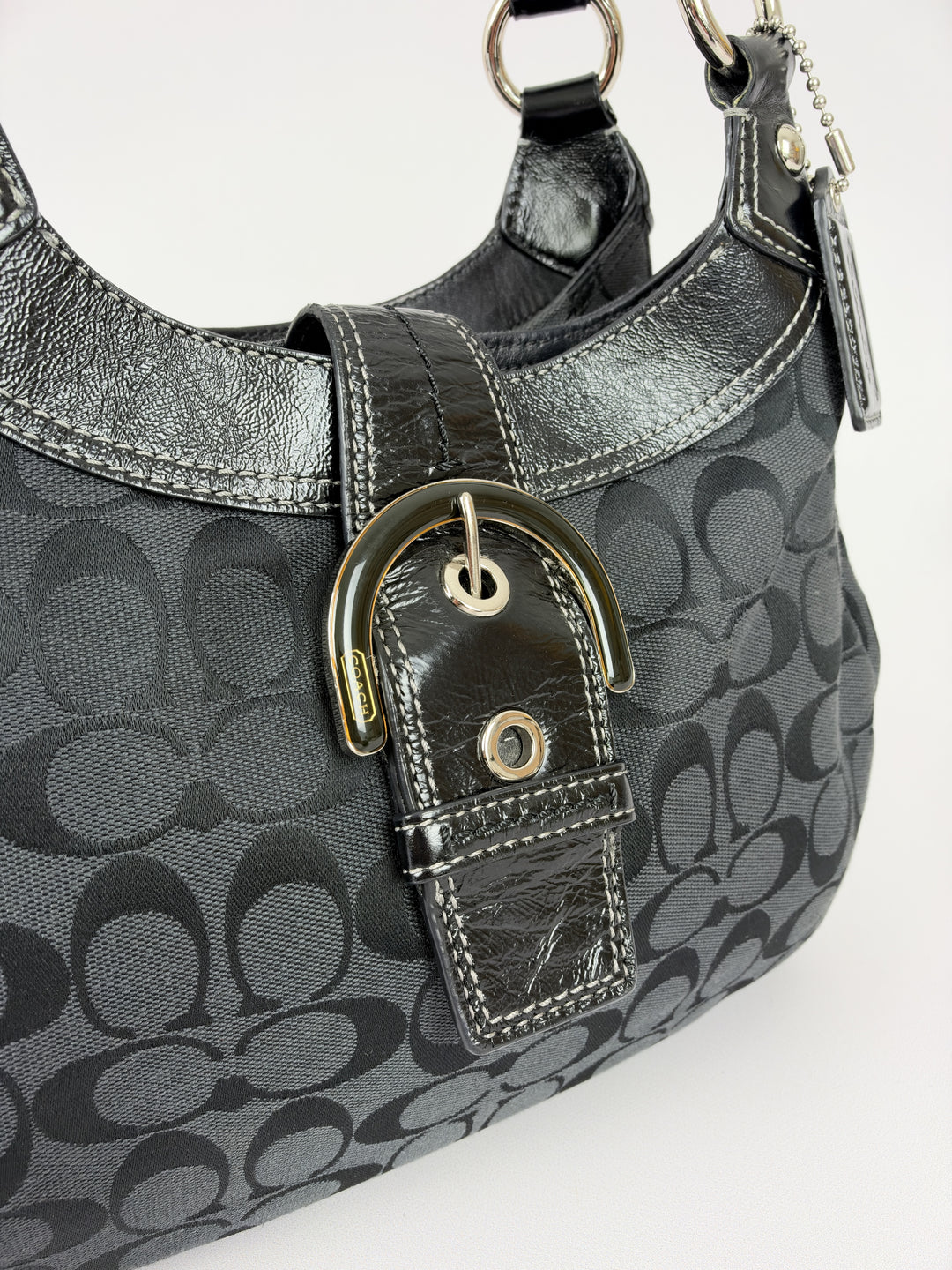 Coach Soho Signature Buckle Hobo Shoulder Bag in Schwarz/Anthrazit, Detailansicht 4