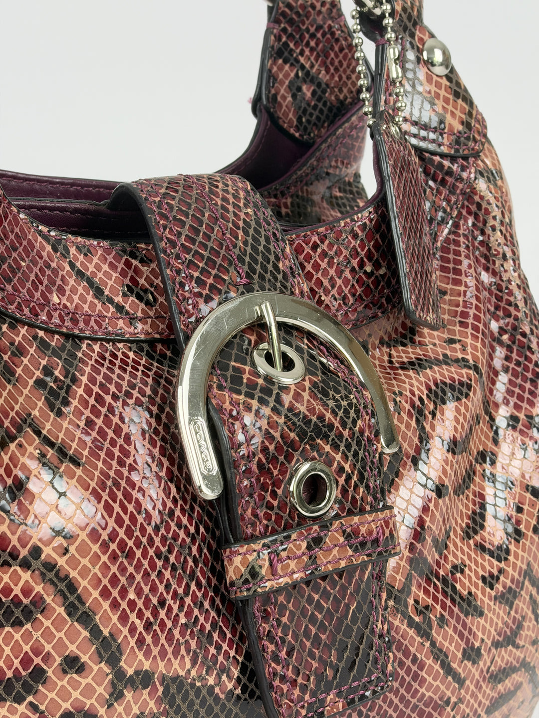 Coach Soho Snakeskin Embossed Leather Buckle Hobo Shoulder Bag in Altrosa, Detailansicht 4