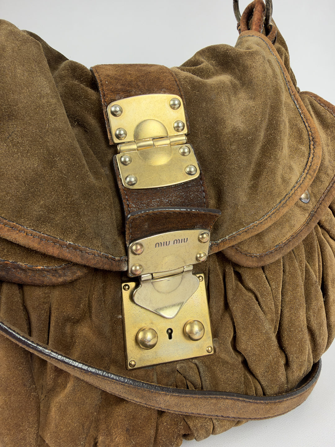 Miu Miu Coffer Matelassé Suede Hobo Shoulder Bag in Oliv-/Tabakbraun, Detailansicht 4