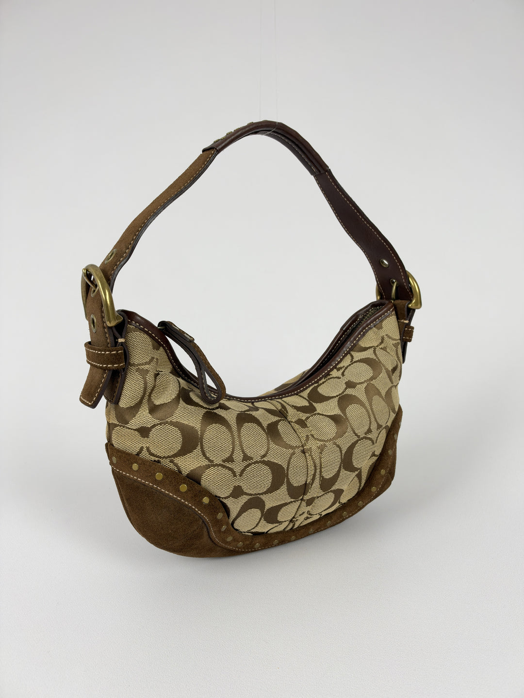 Coach Signature Studded Suede Hobo Shoulder Bag in Khaki/Braun, Detailansicht 4