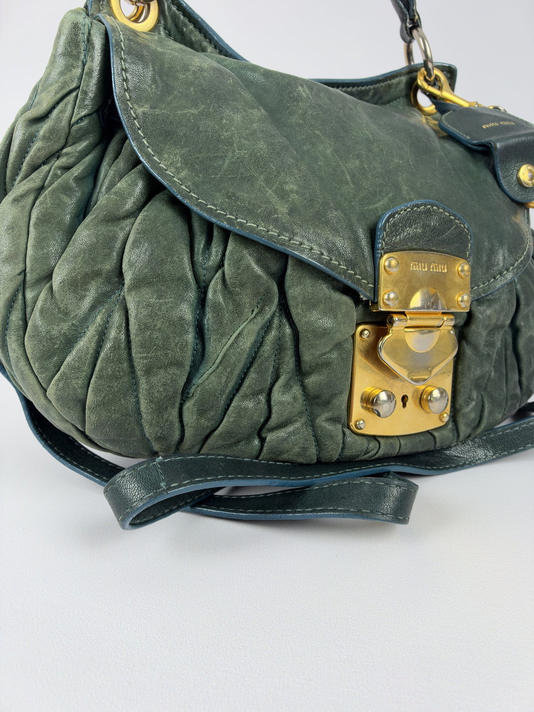 Miu Miu Coffer Matelassé Leather Shoulder Bag in Dunkelgrün, Detailansicht 4