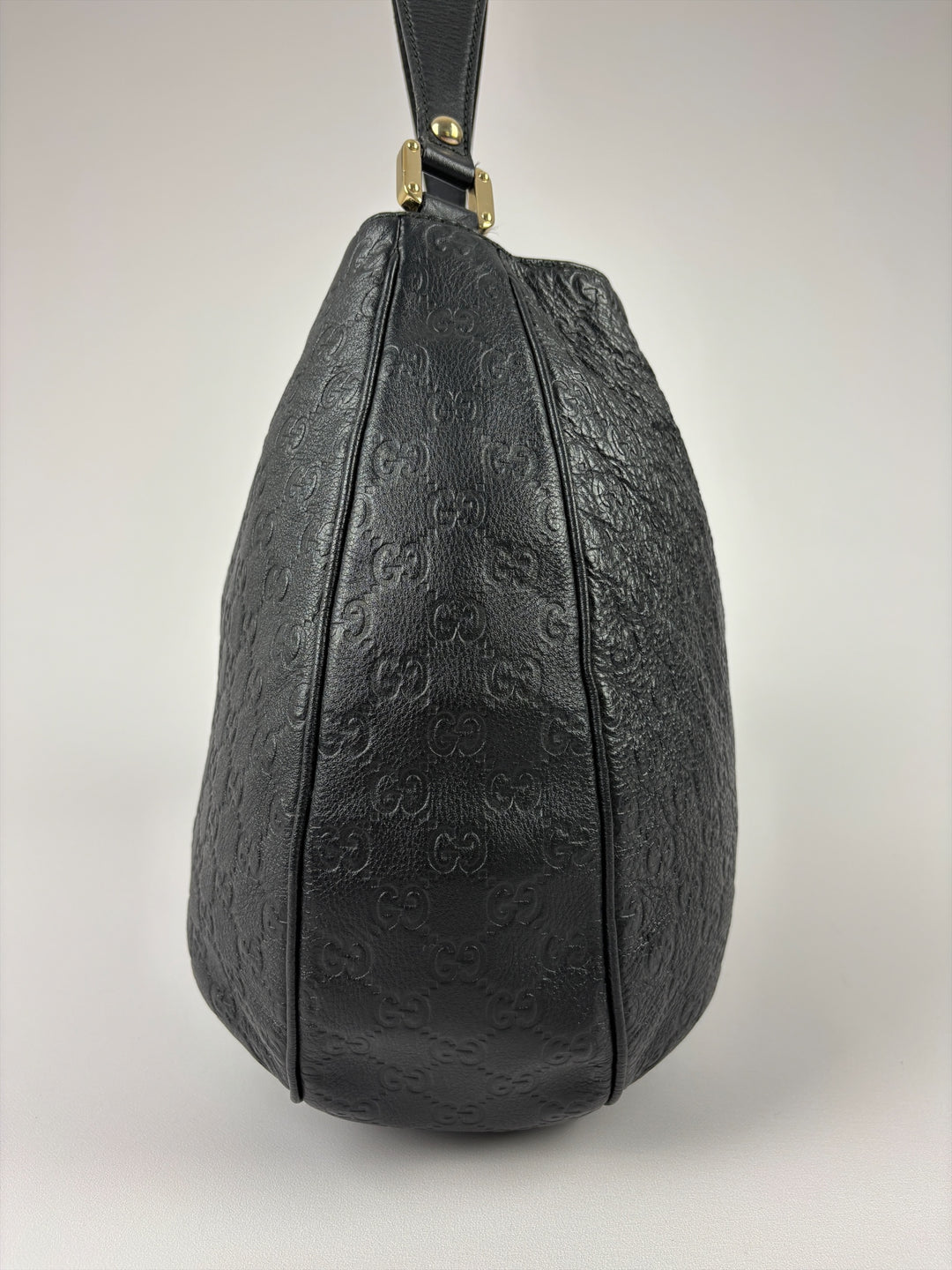 Gucci Guccissima Leather New Britt Hobo Shoulder Bag in Schwarz, Detailansicht 4
