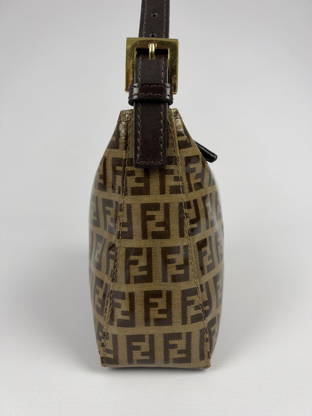 Fendi Zucca Coated Canvas Pochette Shoulder Bag in Tabakbraun/Schwarzbraun, Detailansicht 4