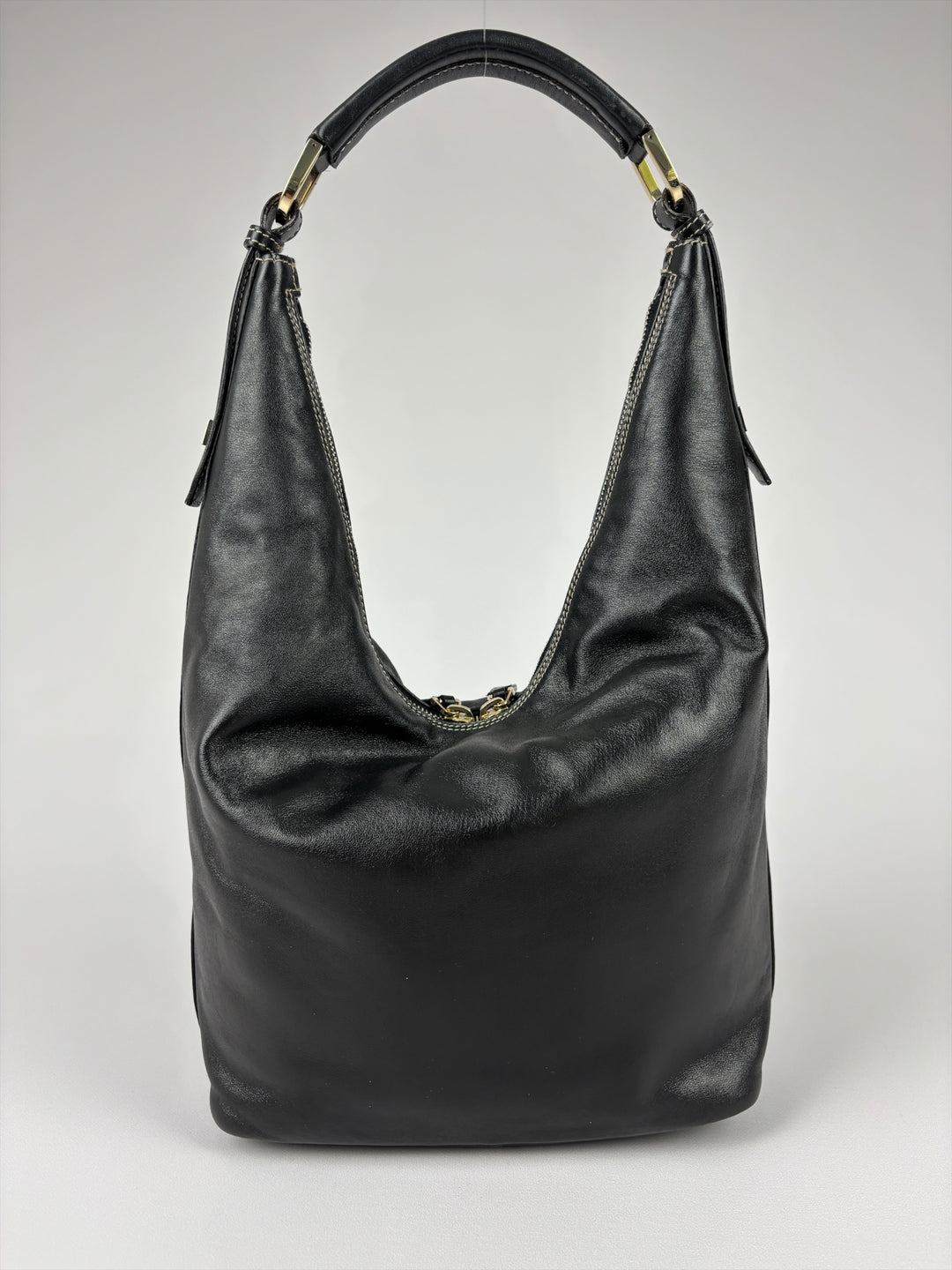 Gucci Leather V Hobo Shoulder Bag in Schwarz, Detailansicht 4
