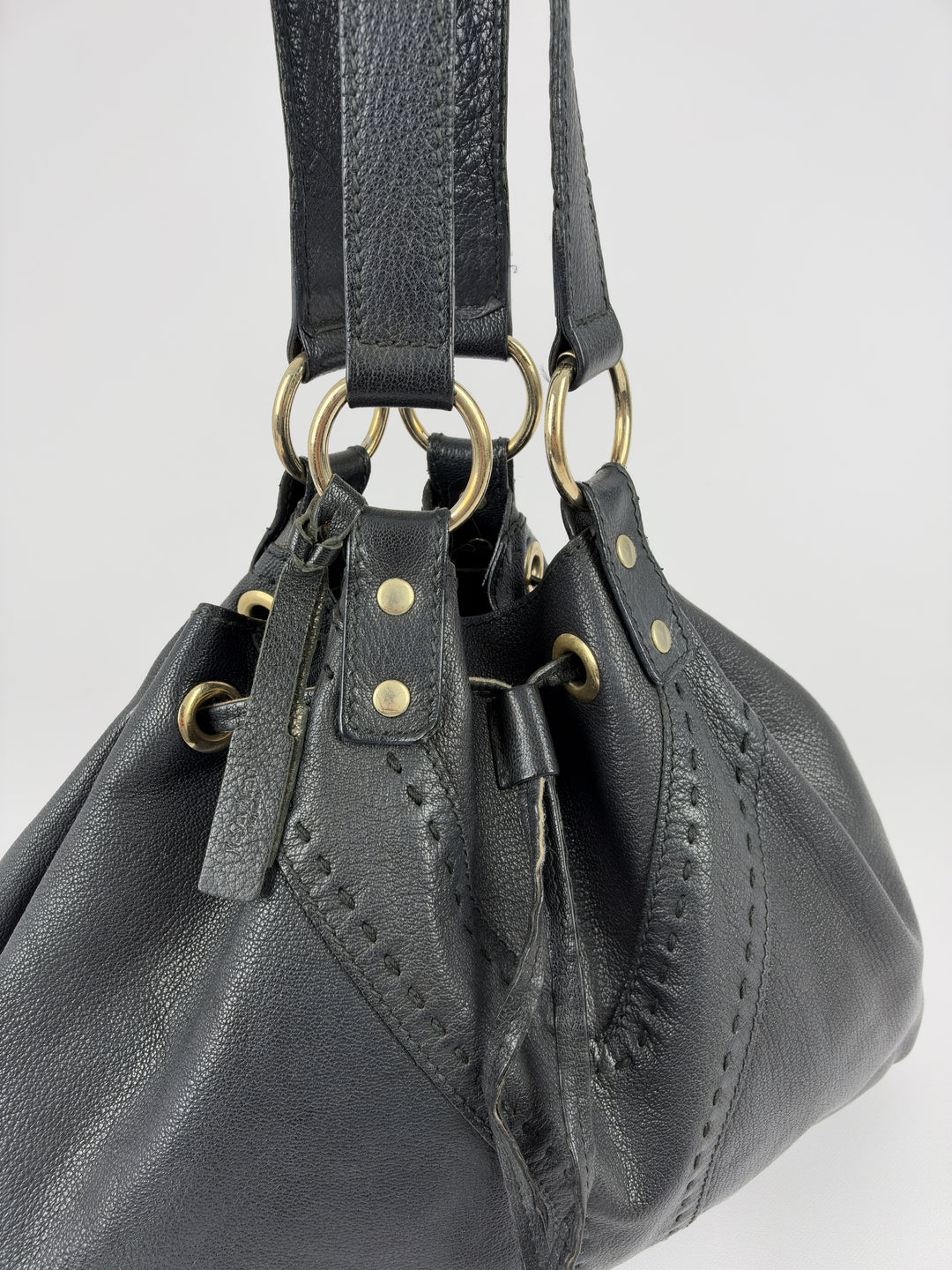 Yves Saint Laurent Reversible Double Leather Shoulder Bag in Schwarz, Detailansicht 4