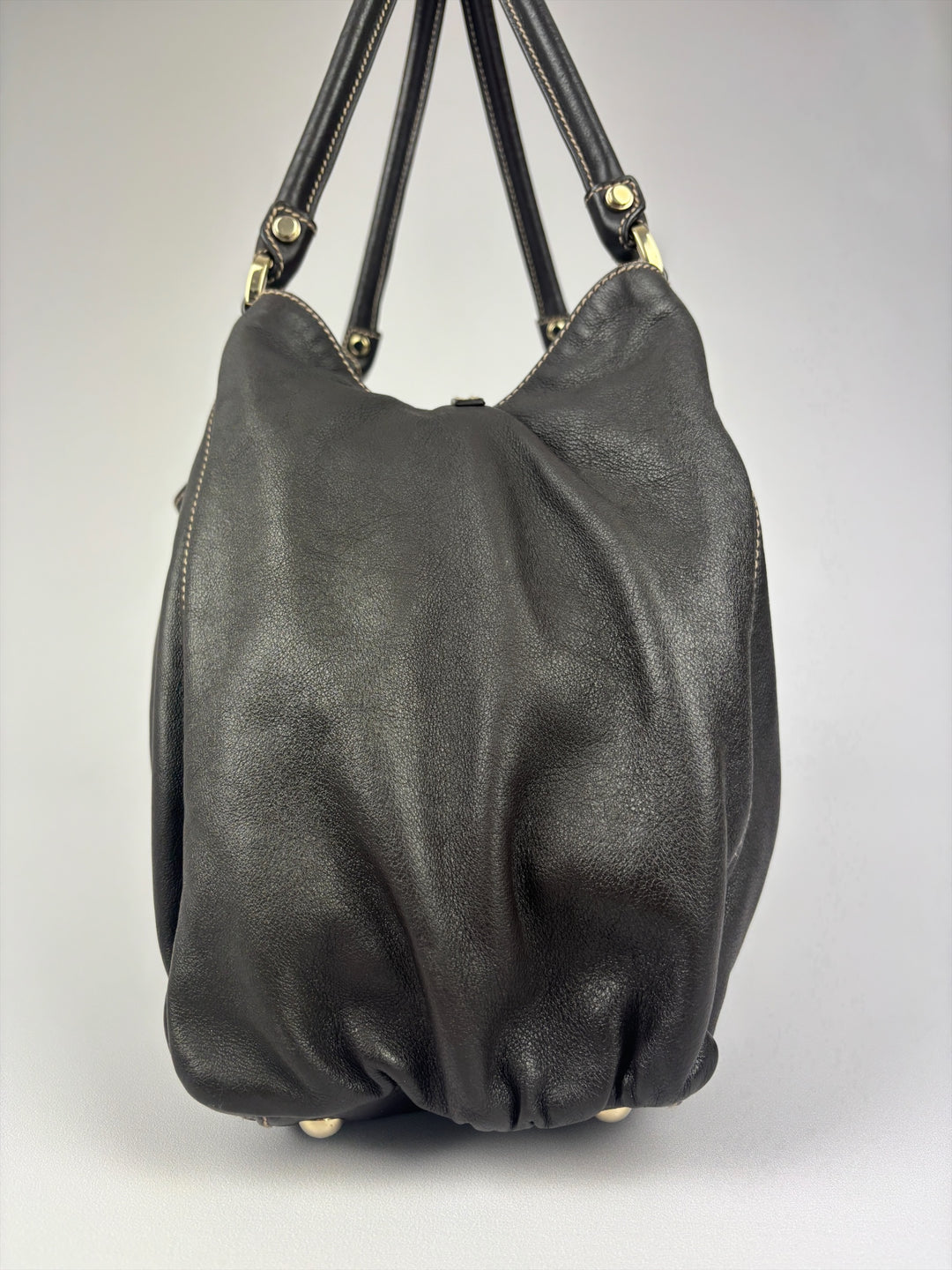 Gucci Abbey D-Ring Leather Hobo Shoulder Bag in Dunkelbraun, Detailansicht 4
