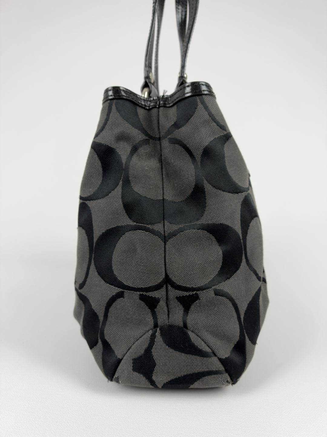 Coach Signature Soho Buckle Tote Shoulder Bag in Grau/Schwarz, Detailansicht 4