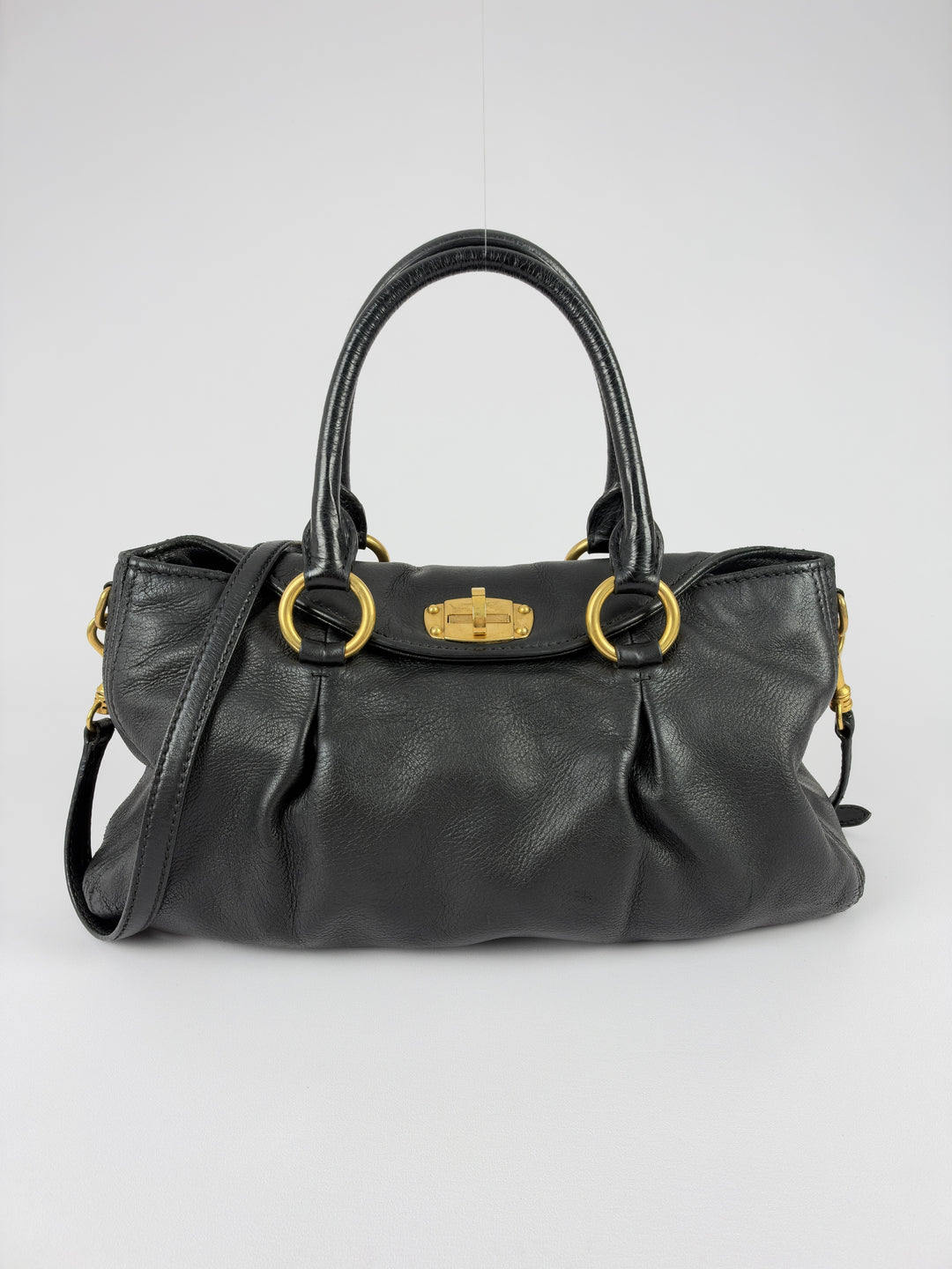 Miu Miu Cervo Shine Leather Shopping Tote Shoulder Bag in Schwarz, Detailansicht 4