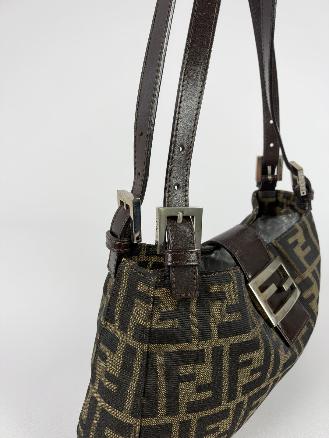 Fendi Zucca Canvas Baguette Buckle Shoulder Bag in Tabakbraun/Schwarz, Detailansicht 4