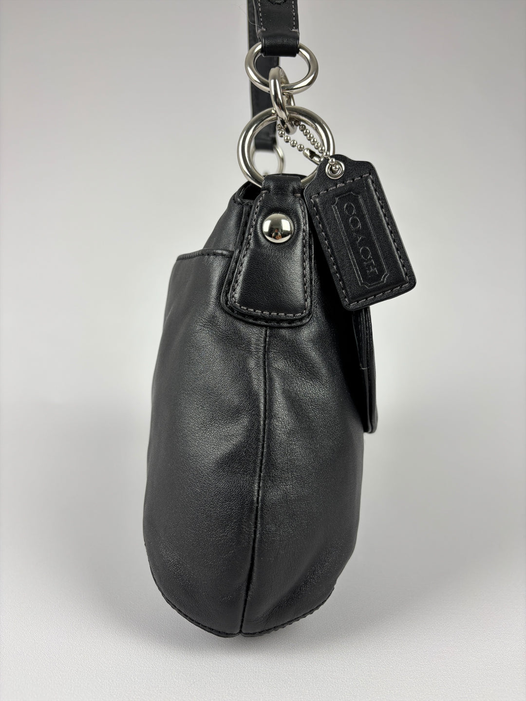 Coach Soho Leather Buckle Flap Shoulder Bag in Schwarz, Detailansicht 4