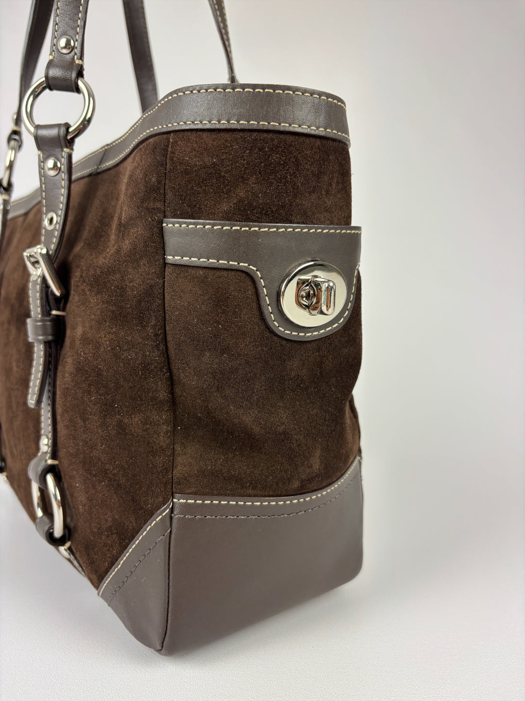 Coach Gallery Suede Tote Shoulder Bag in Dunkelbraun, Detailansicht 4
