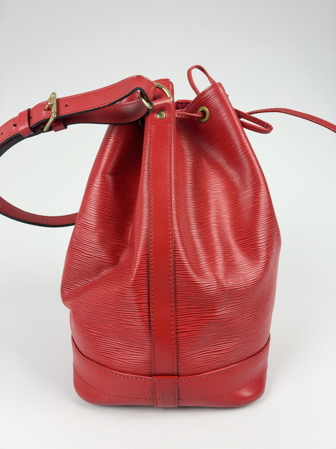 Louis Vuitton Epi Noé GM Shoulder Bag in Rot, Detailansicht 4