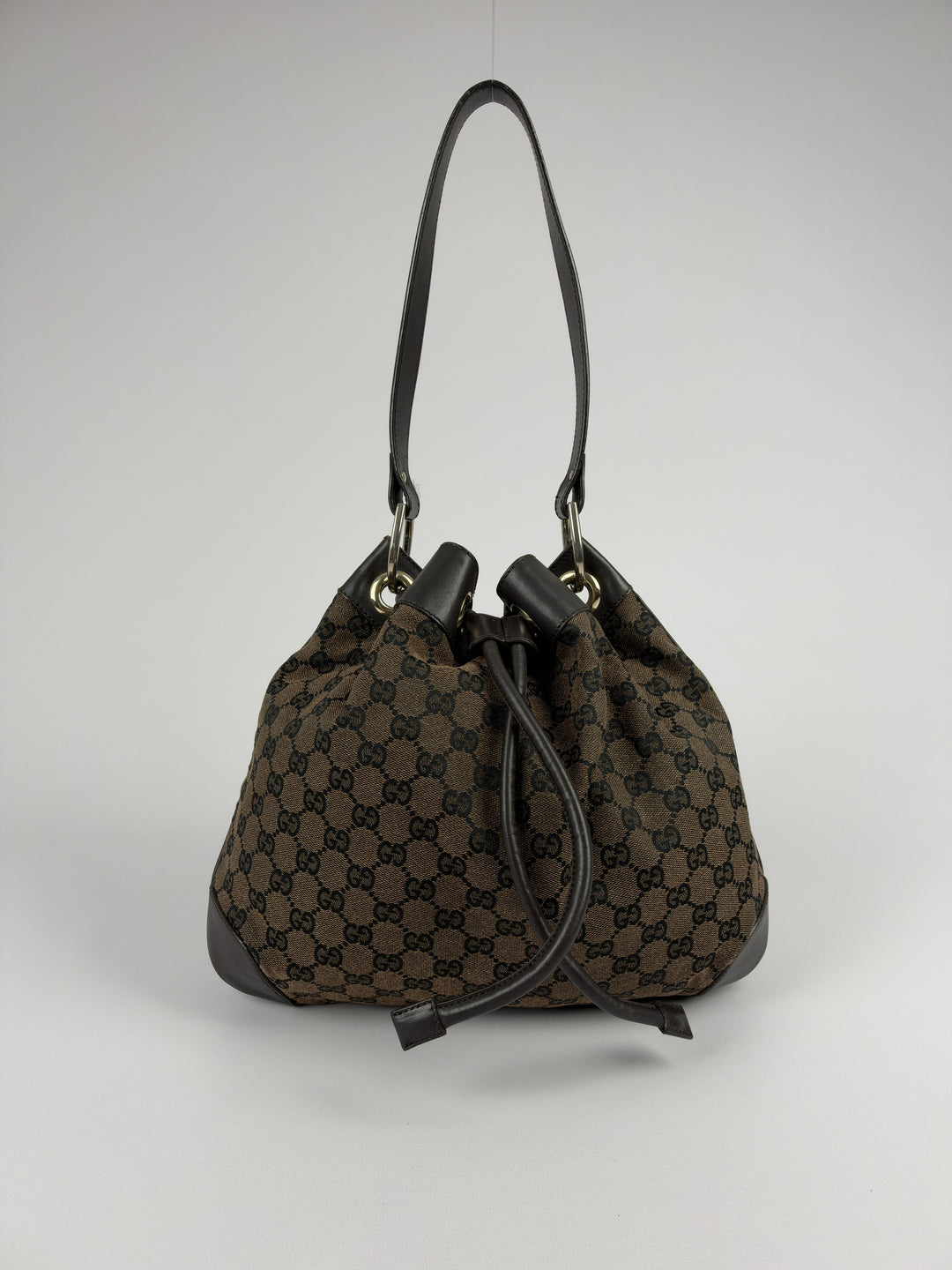 Gucci GG Canvas Drawstring Bucket Shoulder Bag in Braun/Schwarz, Detailansicht 1