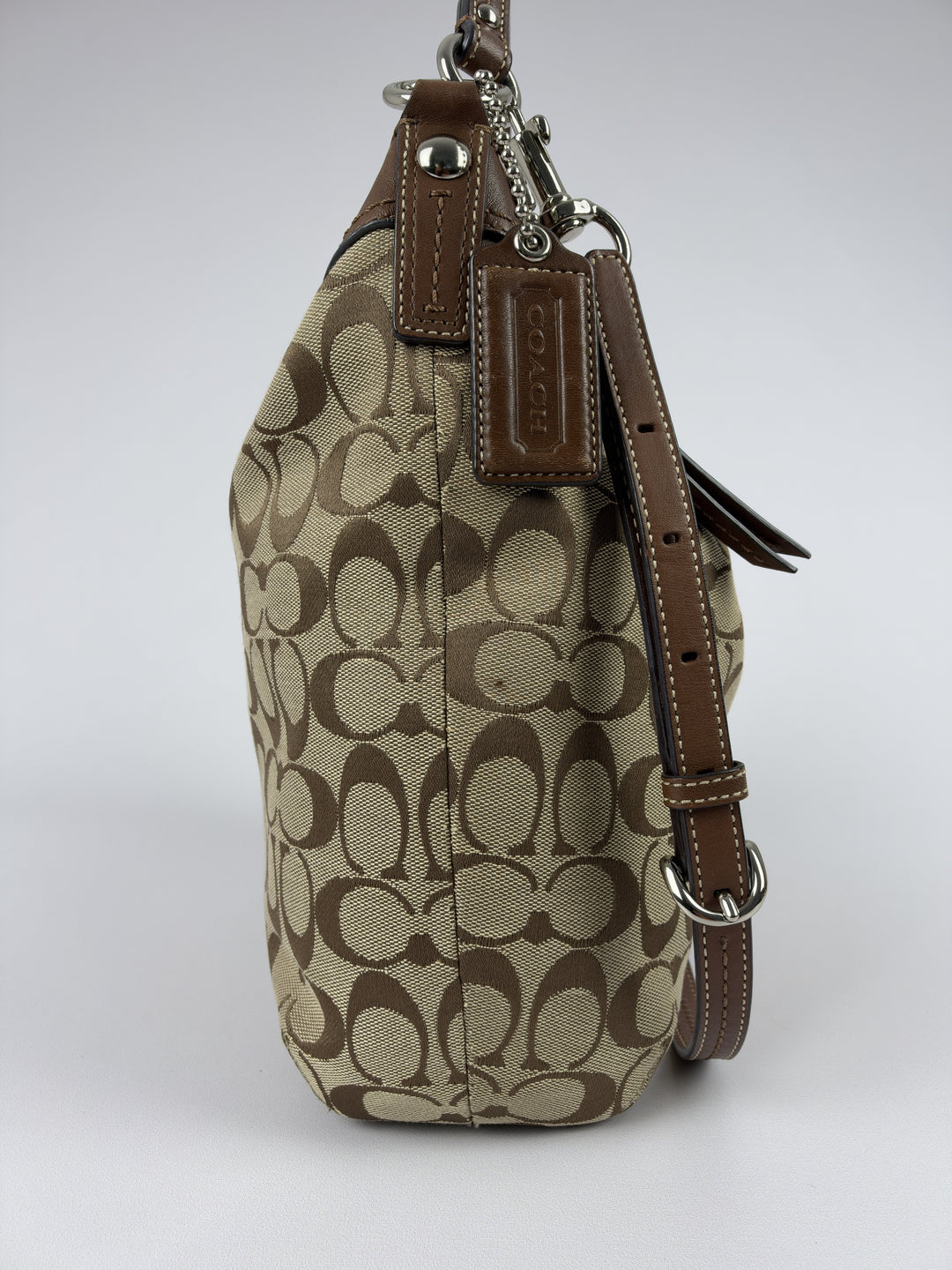 Coach Signature Convertible Hobo Shoulder Bag in Khaki/Braun, Detailansicht 4