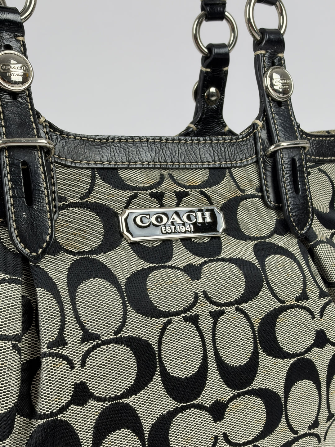 Coach Gallery Signature Tote Shoulder Bag in Grau/Schwarz, Detailansicht 4
