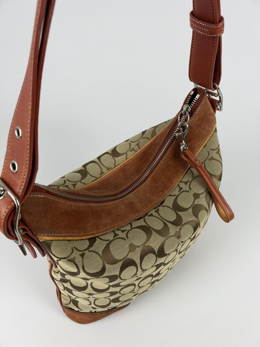 Coach Signature Suede Trim Hobo Shoulder Bag in Khaki/Braun, Detailansicht 4