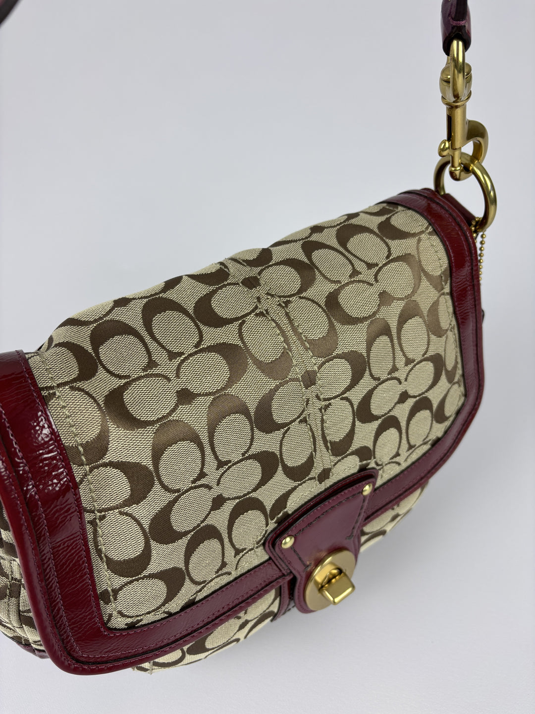 Coach Signature Turnlock Flap Shoulder Bag in Khaki/Braun, Detailansicht 4