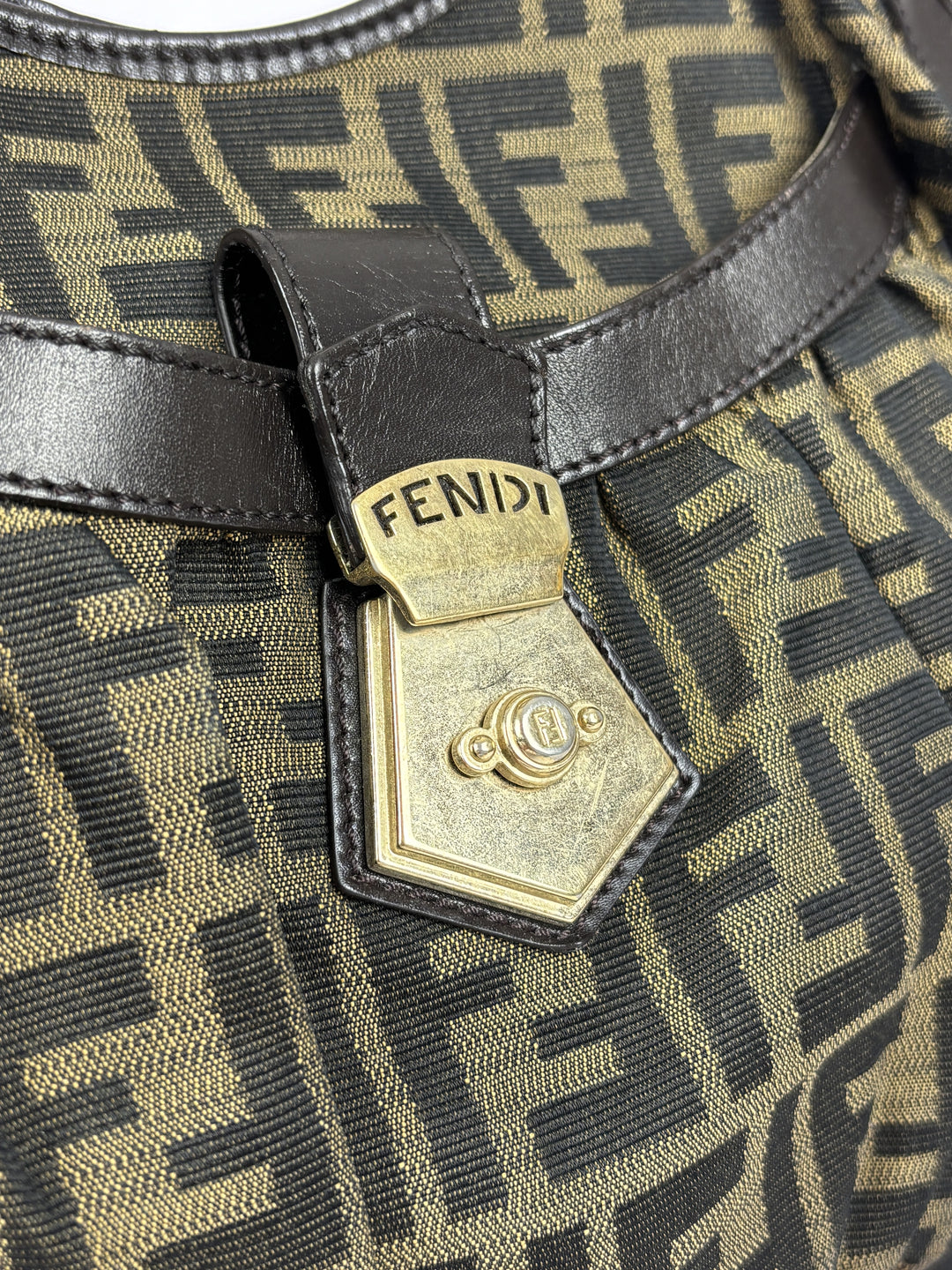 Fendi Zucca Canvas Chef Shoulder Bag in Tabak/Schwarz, Detailansicht 4