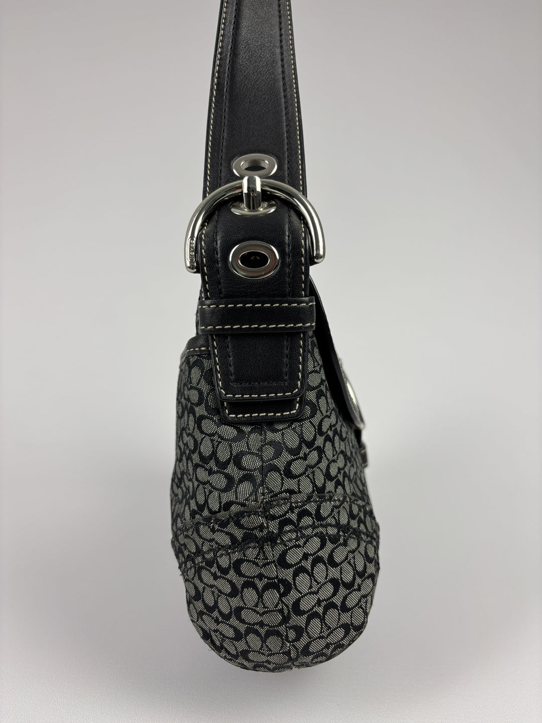 Coach Soho Mini Signature Buckle Flap Shoulder Bag in Grau/Schwarz, Detailansicht 4