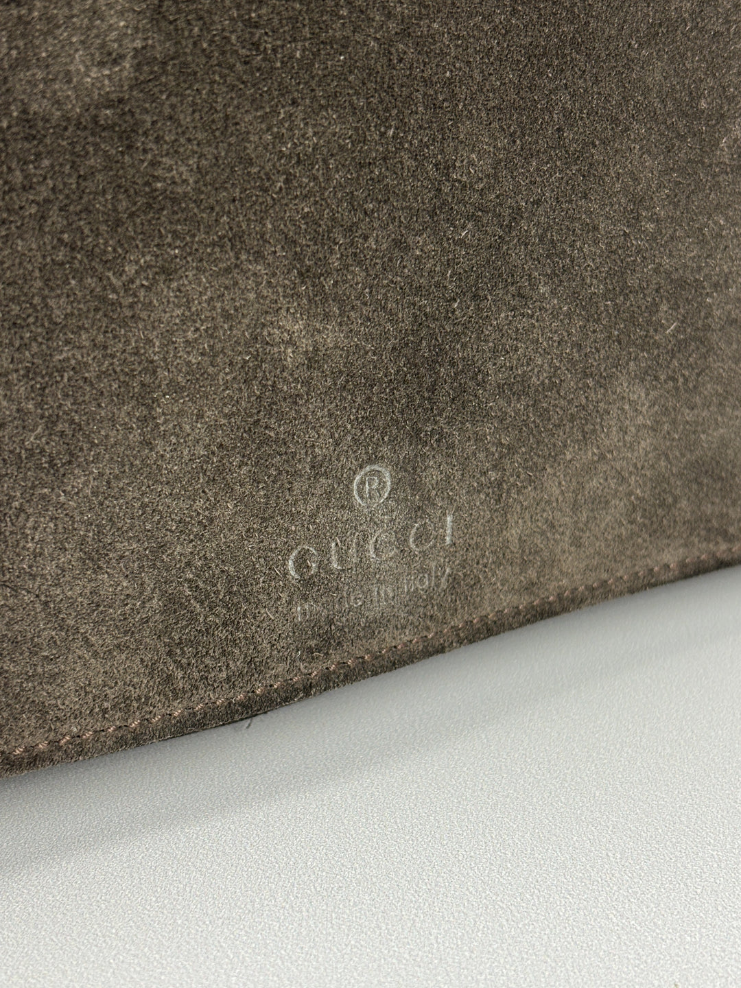 Gucci Bamboo Suede Flap Shoulder Bag in Dunkelbraun, Detailansicht 4