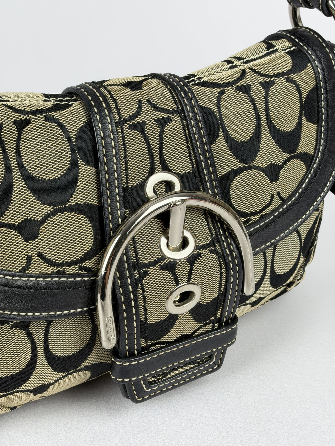 Coach Soho Signature Buckle Flap Baguette Shoulder Bag in Khaki/Schwarz, Detailansicht 4