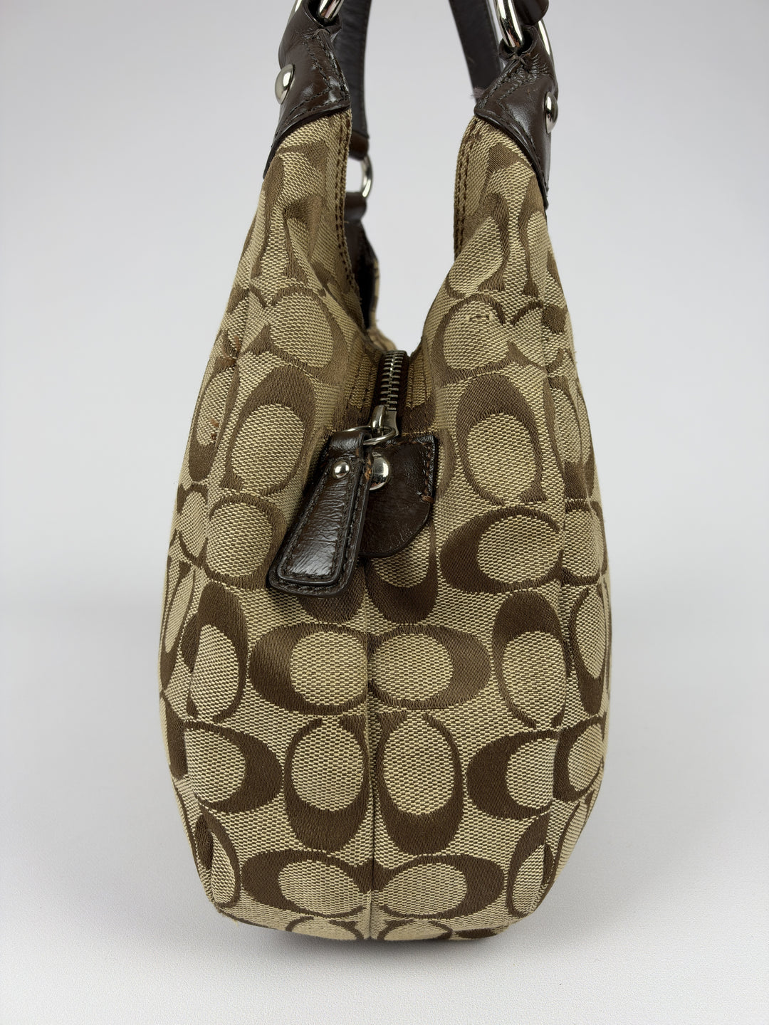 Coach Soho Signature Buckle Hobo Shoulder Bag in Khaki/Braun, Detailansicht 4