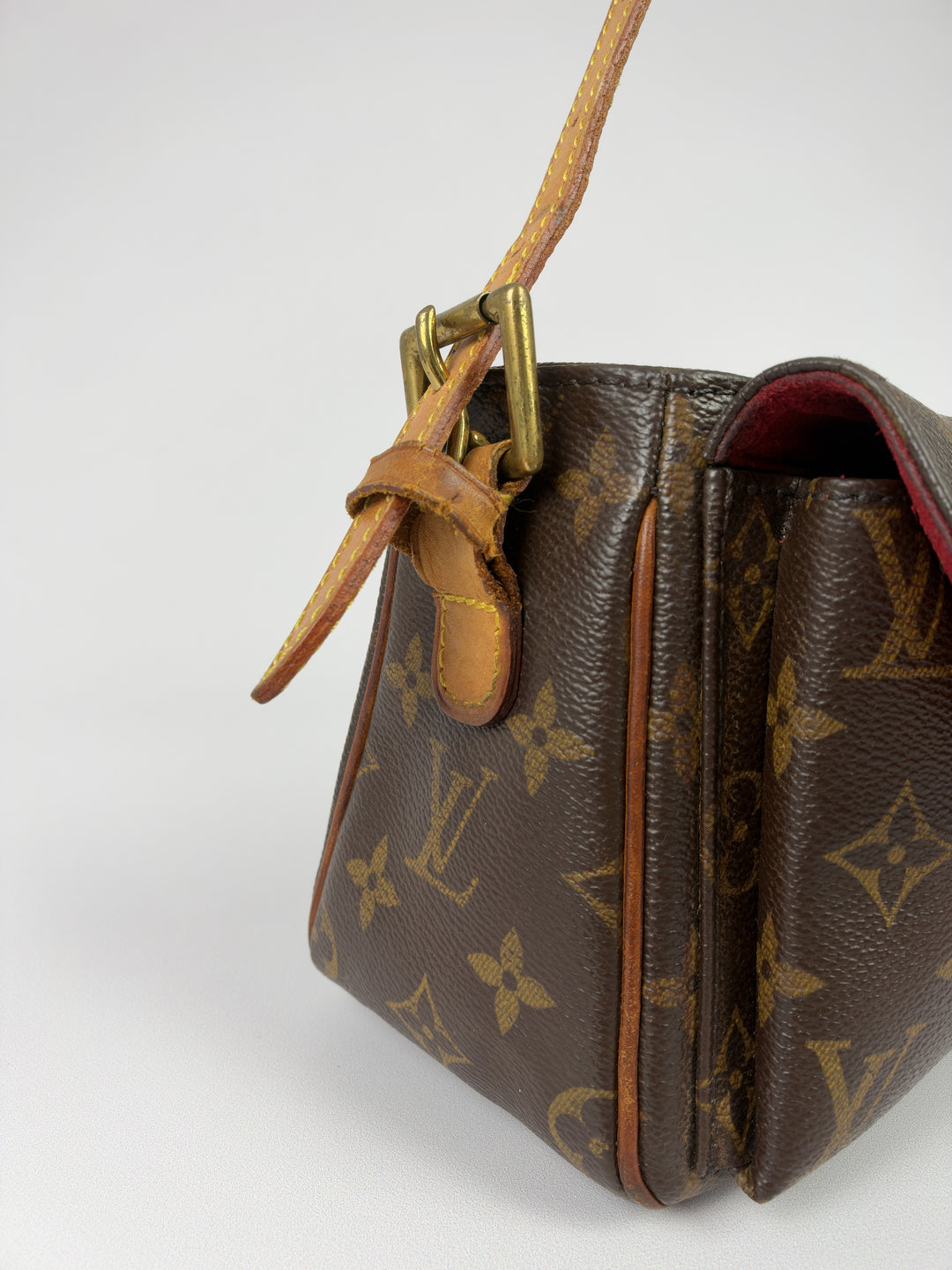 Louis Vuitton Monogram Viva Cité PM Shoulder Bag in Braun, Detailansicht 4