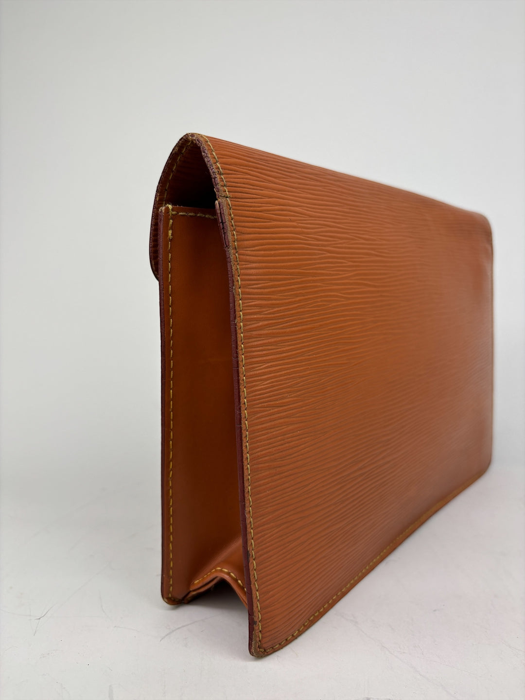 Louis Vuitton Epi Sellier Dragonne Clutch in Kenyan Fawn, Detailansicht 3