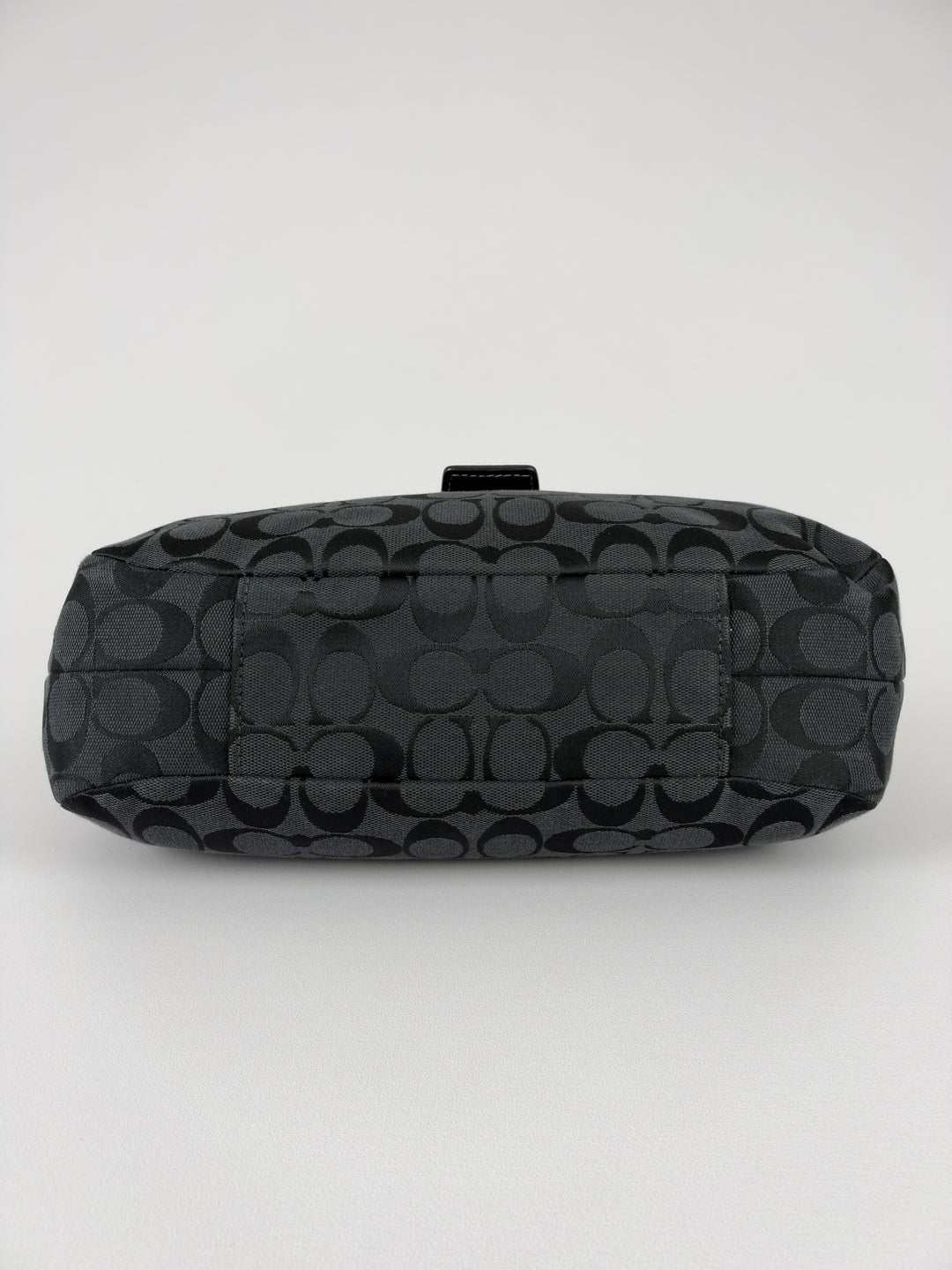 Coach Soho Signature Buckle Hobo Shoulder Bag in Schwarz/Anthrazit, Detailansicht 5