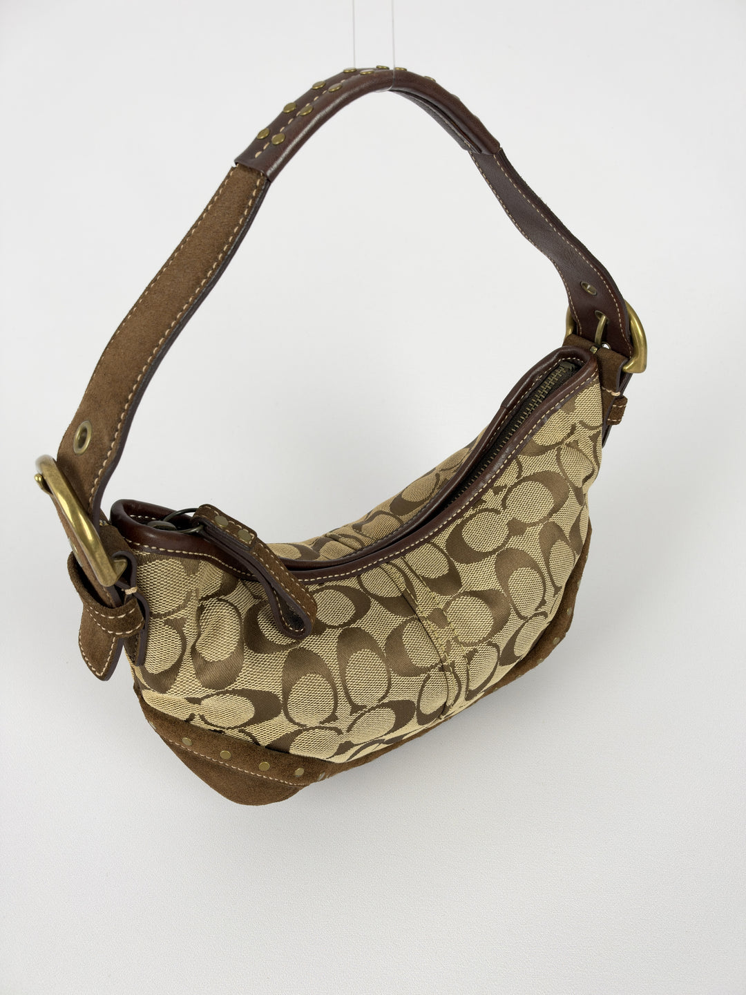 Coach Signature Studded Suede Hobo Shoulder Bag in Khaki/Braun, Detailansicht 5