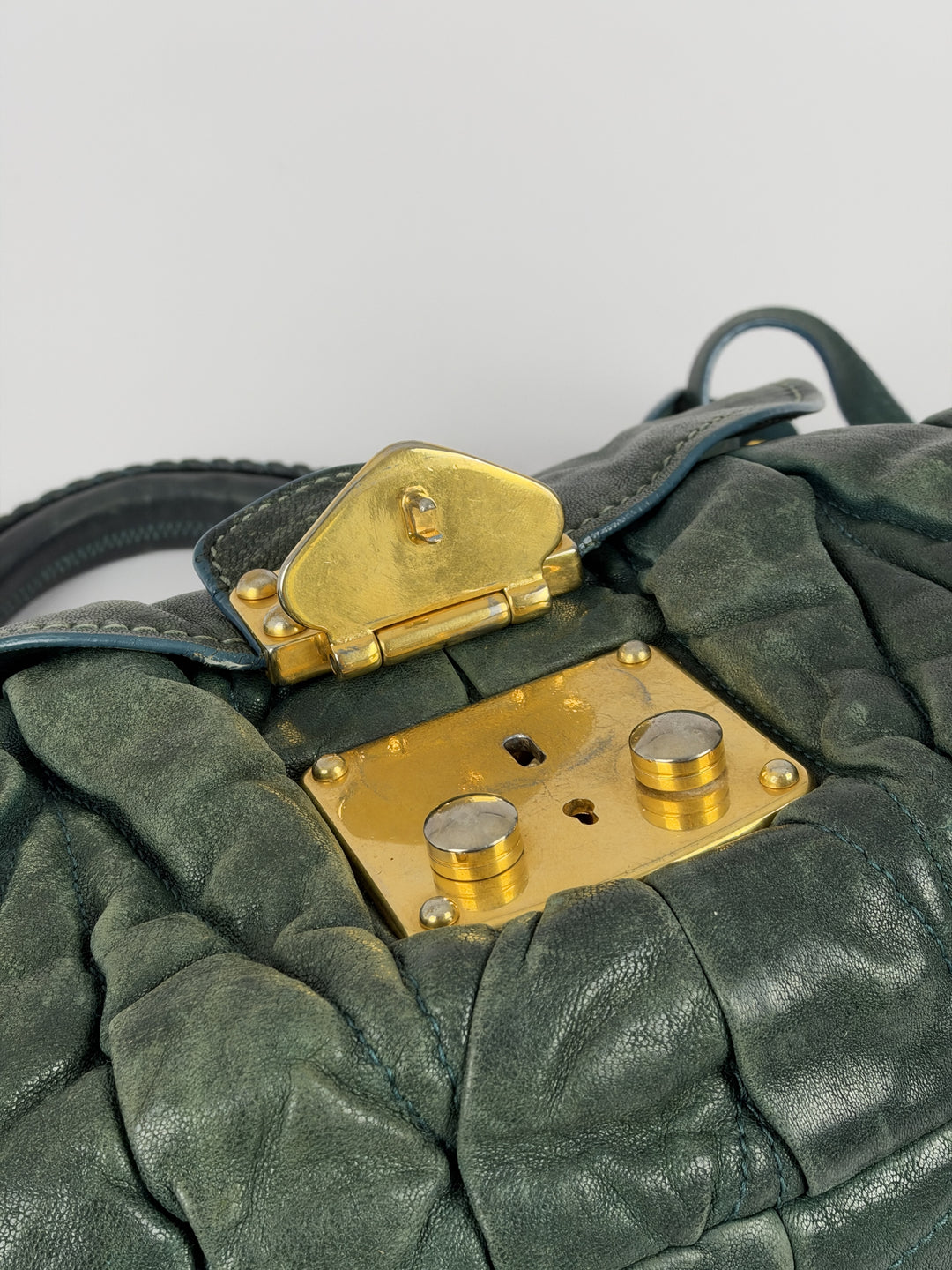 Miu Miu Coffer Matelassé Leather Shoulder Bag in Dunkelgrün, Detailansicht 5