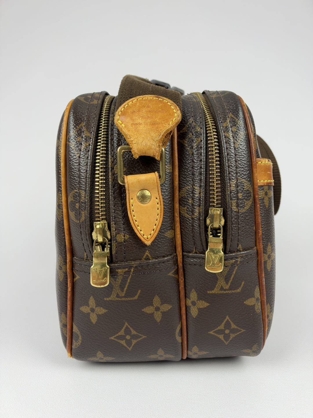 Louis Vuitton Monogram Reporter PM Shoulder Bag in Braun/Beige, Detailansicht 5