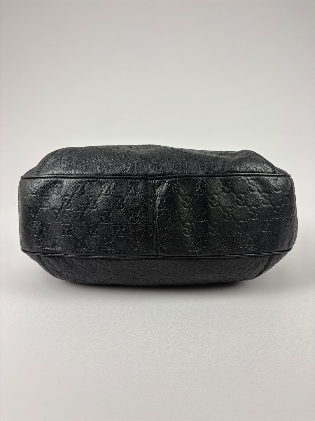 Gucci Guccissima Leather New Britt Hobo Shoulder Bag in Schwarz, Detailansicht 5