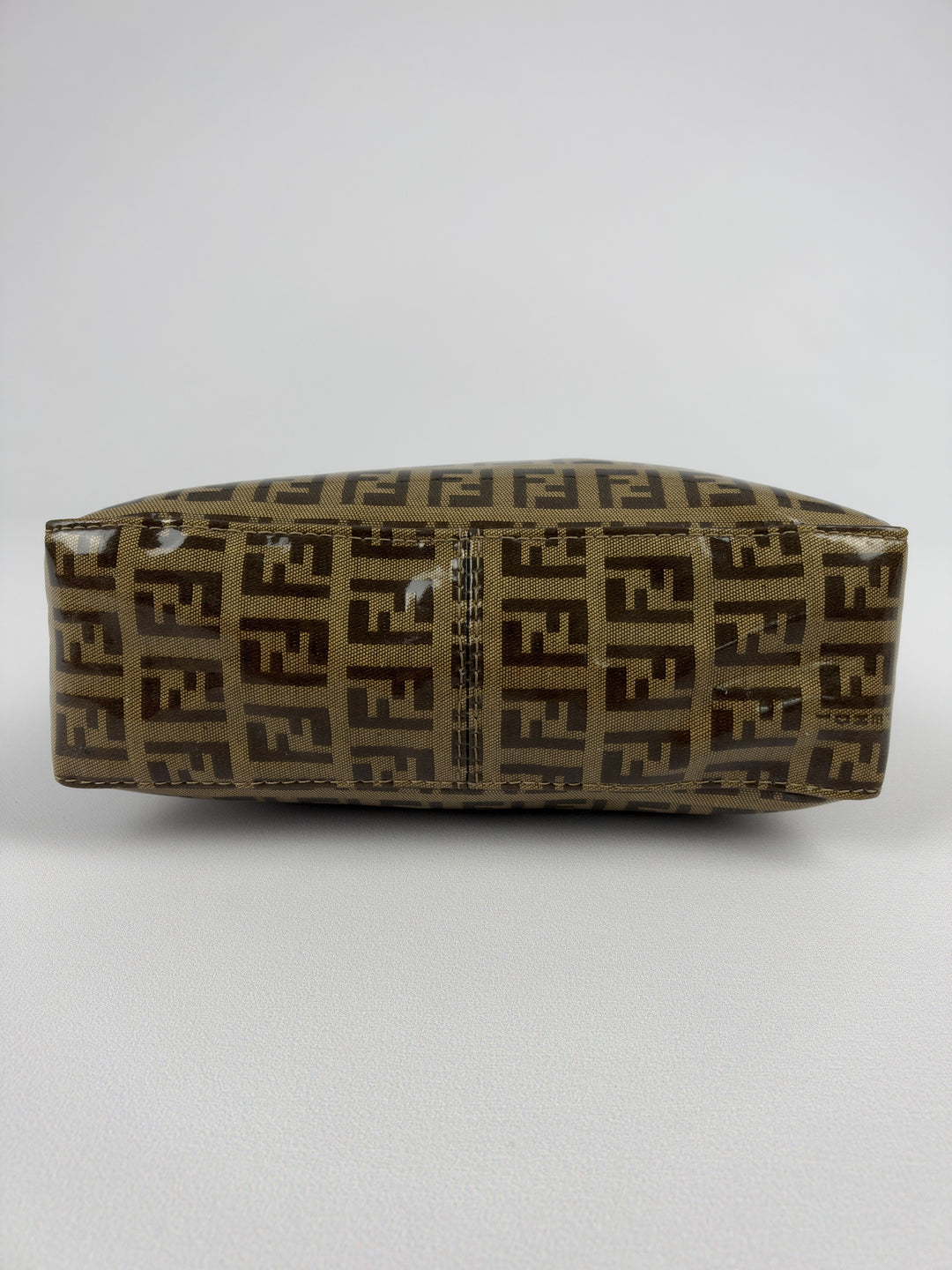 Fendi Zucca Coated Canvas Pochette Shoulder Bag in Tabakbraun/Schwarzbraun, Detailansicht 5
