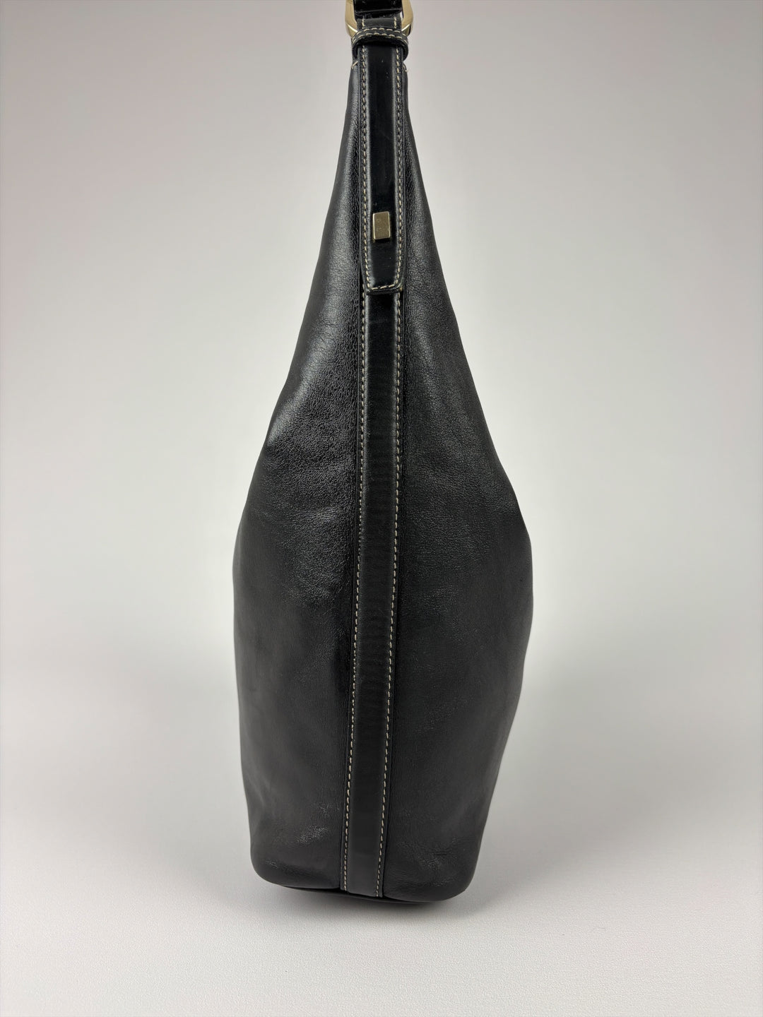 Gucci Leather V Hobo Shoulder Bag in Schwarz, Detailansicht 5