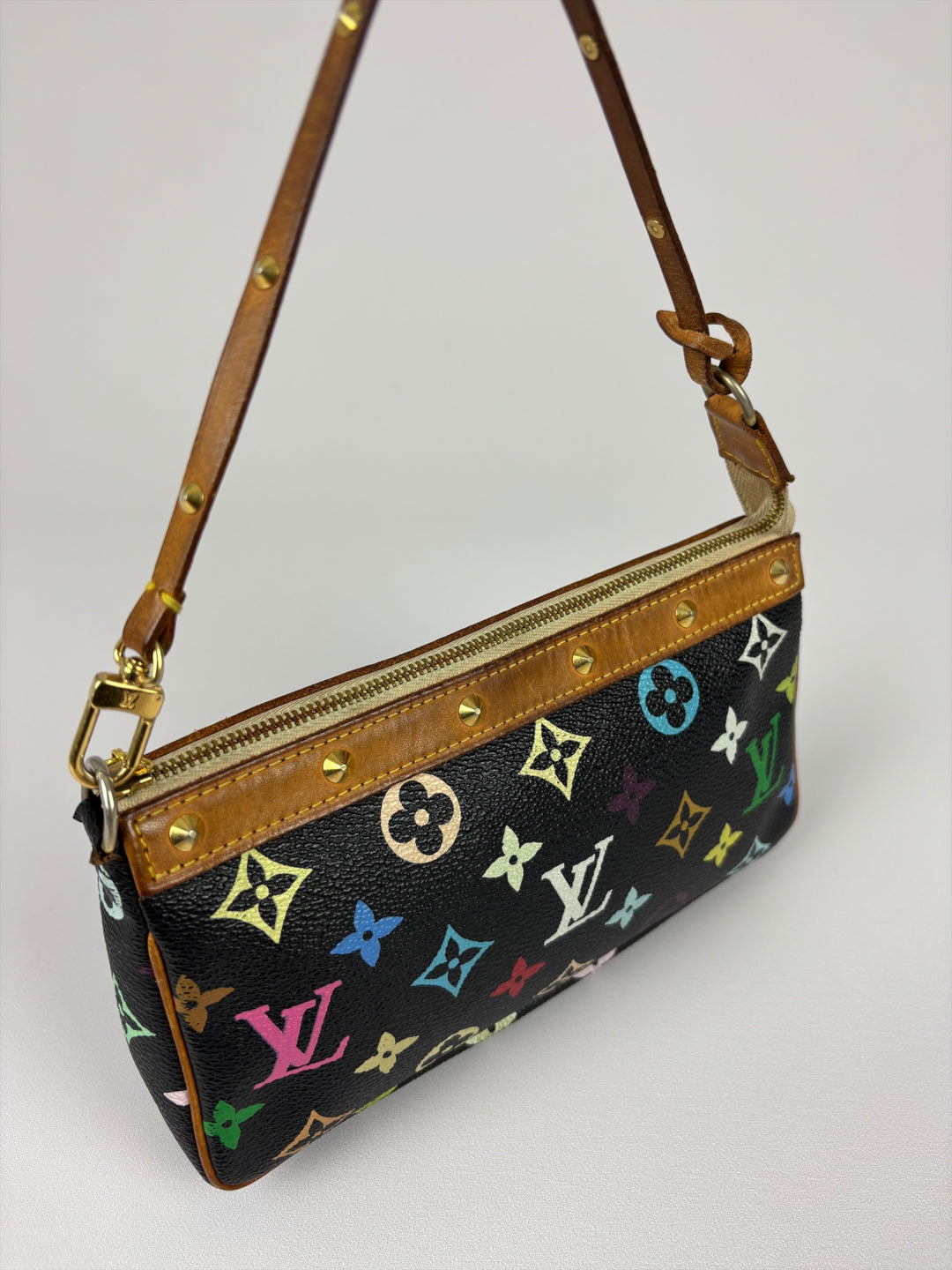 Louis Vuitton Monogram Multicolore Pochette Accessoires Shoulder Bag in Schwarz, Detailansicht 5